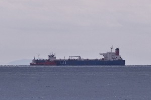 日媒追查，俄羅斯原油在希臘近海洗產地達2386萬桶。圖為2021年俄羅斯籍油輪在希臘島嶼停泊的資料照。路透