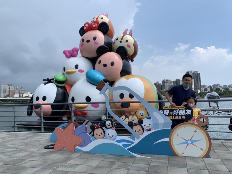 迪士尼人氣主角最新造型「米奇與好朋友CHILL遊台南」今天正式亮相，吸引遊客拍照。記者吳淑玲／攝影