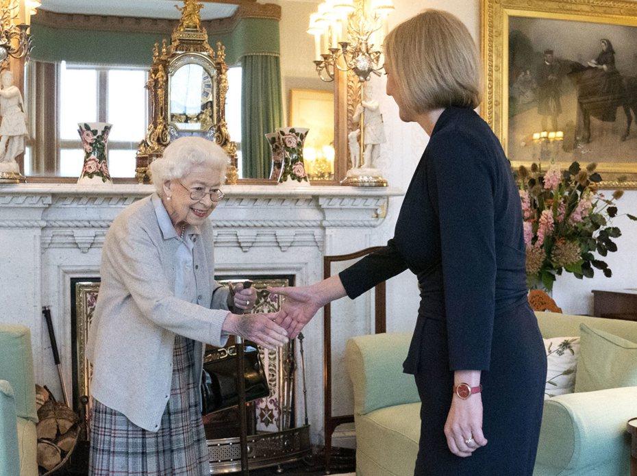 英國女王伊麗莎白二世6日在巴摩拉城堡接見並任命新首相特拉斯。圖／美聯社