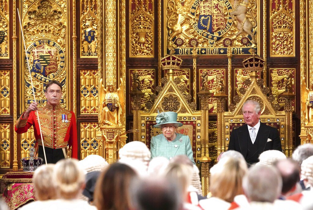 伊莉莎白二世去世後，由王儲查爾斯繼位為國王查理三世。圖為2019年伊莉莎白二世在查爾斯王儲陪同下，準備在國會開幕大典發表演說。 圖／美聯社