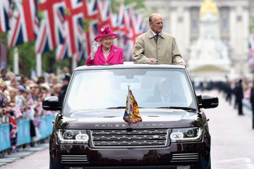 全英唯一可以無照駕駛的人　英國女王伊麗莎白二世熱愛自駕、最愛Land Rover！