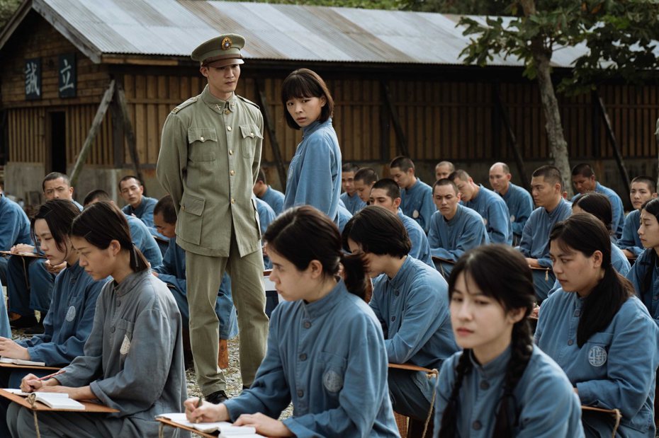 電影「流麻溝十五號」講述女性政治受難者故事，演員余佩真（立者右）飾演無辜入獄的女學生。牽猴子提供