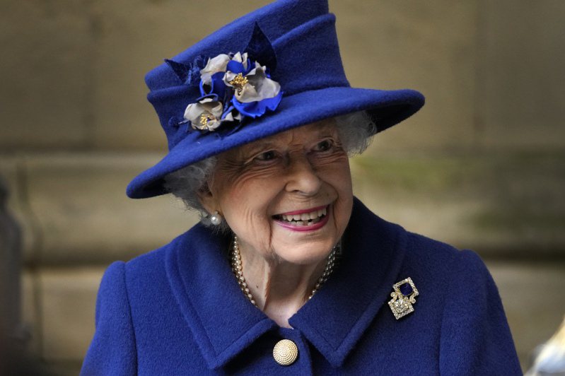 英國女王伊麗莎白二世（圖）與世長辭，享耆壽96歲，世界領袖紛紛表達哀悼時，全球民眾和英國百姓也向在位70多年的女王致敬，澳洲雪梨歌劇院等全球地標將點燈致哀。 美聯社
