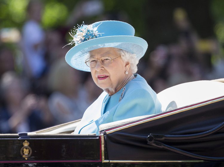 英國女王伊莉莎白二世，色票式穿衣哲學是她的招牌。（歐新社）