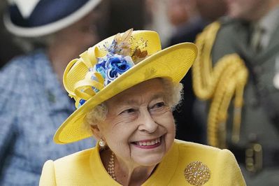 英女王伊麗莎白二世辭世！讓世人無限緬懷的「帽子時尚」