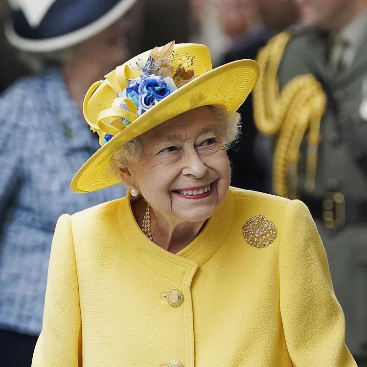 鮮艷、與套裝成同色系的帽子，已然成為女王造型的風格元素。圖 / 翻攝自 IG @...