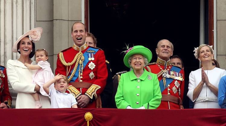 女王90歲時出席為她慶生的公開典禮，一身螢光綠色的套裝搭配帽子，讓人感受到的卻只...