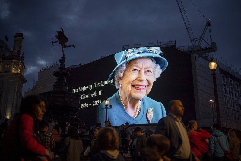 英國女王伊麗莎白二世於當地時間8日晚間駕崩，享耆壽96歲，消息曝光後，多國領袖都先後發聲哀悼。歐新社