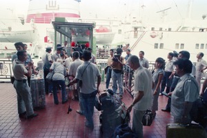1988年9月9日，第一艘探親船「昌鑫」號客輪從基隆港啟航，旅客陸續登船，到沖繩將再轉由另一艘「昌瑞」號客輪駛往上海。圖／聯合報系資料照片
