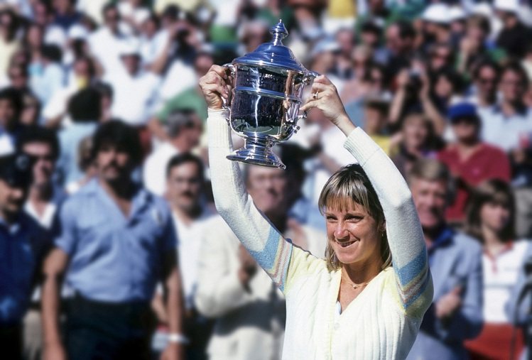 勞力士代言人與6屆美網女單冠軍Chris Evert，曾在1980年賽事高舉冠軍...