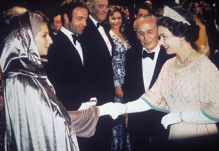 芭芭拉史翠珊（左）悼念伊麗莎白二世女王（右）。圖／摘自IG
