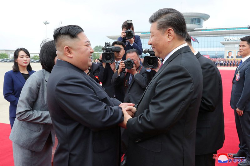 大陸國家主席習近平9日向北韓領導人金正恩致賀電，強調近年北韓各項發展不斷取得成果，「作為好同志、好鄰居、好朋友，我們對此感到由衷高興」。路透