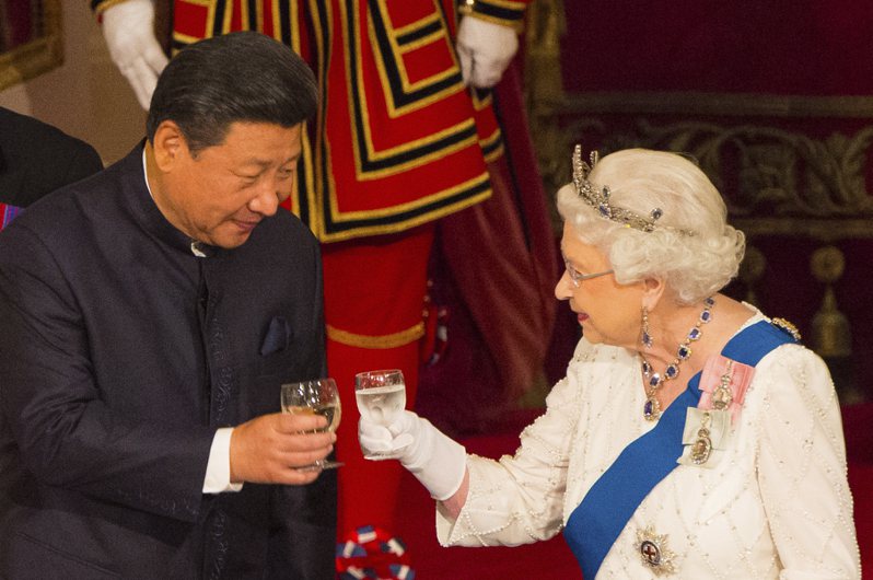 大陸國家主席習近平9日對英國女王伊麗莎白逝世表達哀悼。圖為伊麗莎白二世（右）2015年在白金漢宮以國宴款待訪英的大陸國家主席習近平，兩人舉杯互敬。（美聯社）