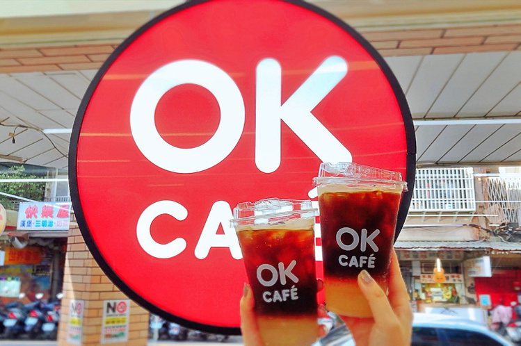 9月12日開工日當天OKmart推出特大杯西西里氣泡咖啡第2杯半價。圖／OKma...