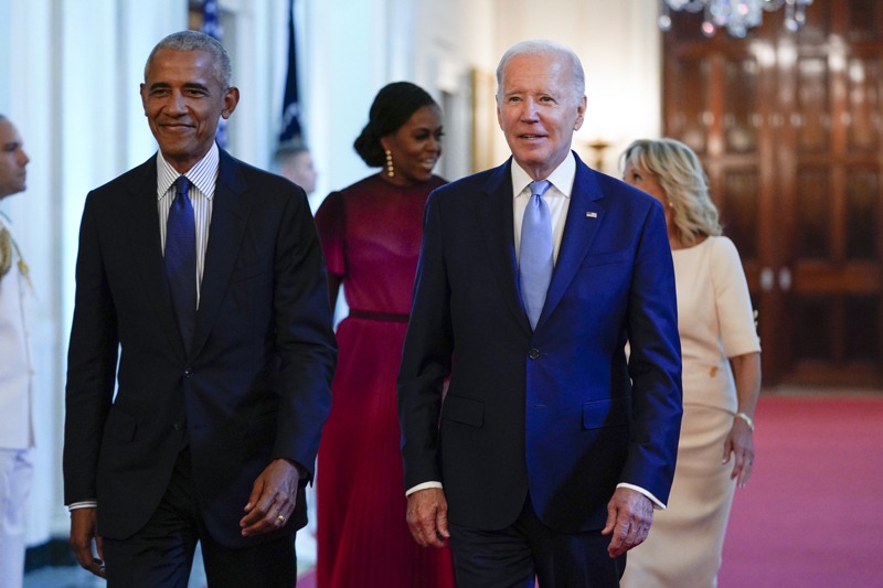 美國總統拜登夫婦（右）與前總統歐巴馬夫婦（左）9月7日抵達白宮東廳出席歐巴馬夫婦官方肖像揭幕儀式。美聯社