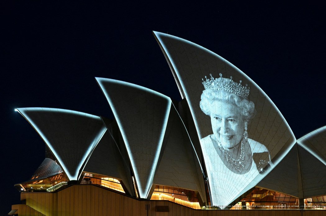 雪梨歌劇院外牆投射出伊麗莎白二世女王的肖像。（路透）