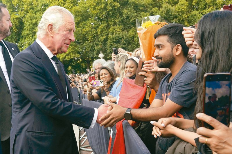 英国新国王查理三世（左）九日在白金汉宫前与民众握手。（美联社）(photo:UDN)