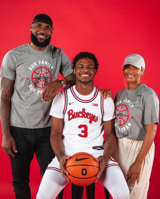 詹姆斯之子布朗尼在Instagram秀出自己穿俄亥俄州大紅白球衣與父母同框的照片。 截圖自布朗尼IG