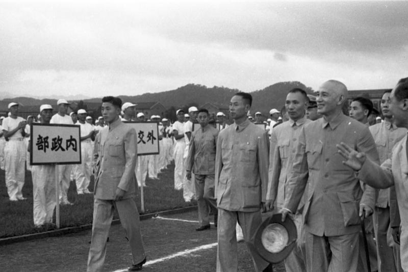 1955年9月10日，蔣中正總統（右手持拐杖）赴台大運動場，主持第一屆全國公務人員運動大會的閉幕與禮。圖／聯合報系資料照片