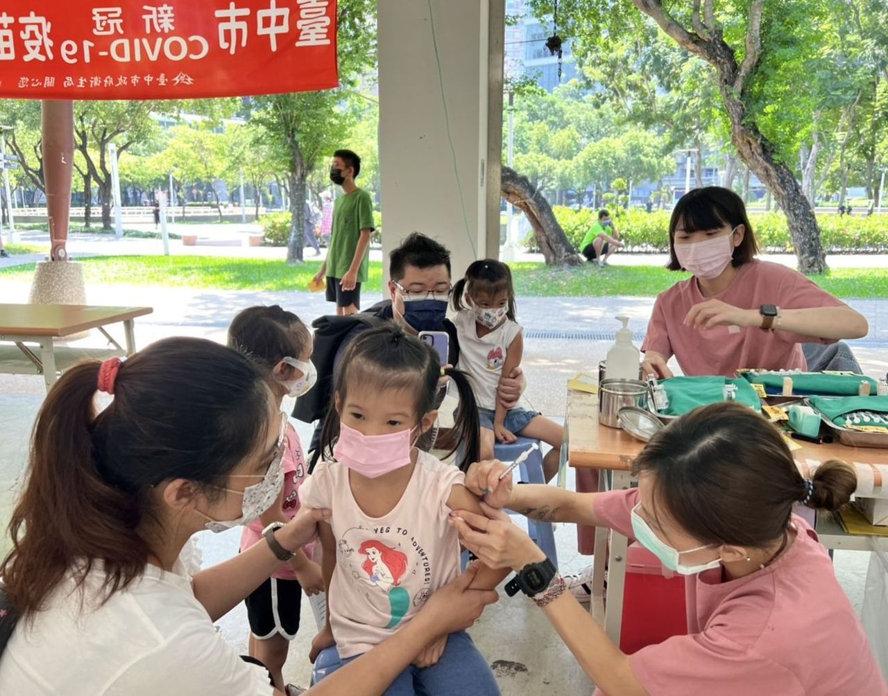 台中市文心森林公園疫苗接種站每天都開設，圖為昨天民眾接種情況。圖／施勝桓提供