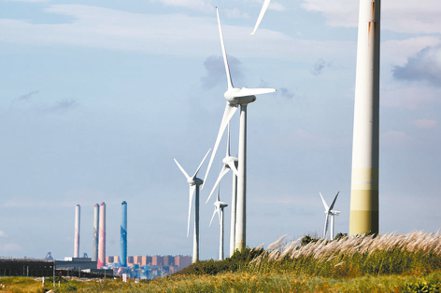經濟部能源局統計，截至今年8月29日清晨，已完成今年第100座風機架設。(本報系資料庫)