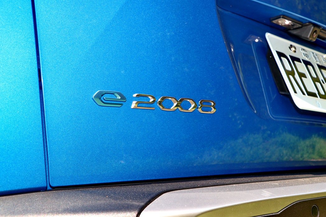 車尾以藍色e與銀2008字樣結合的銘牌。 記者陳威任／攝影