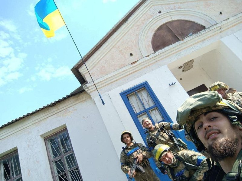 乌克兰士兵在收复的领土重新插上乌克兰国旗。 路透社(photo:UDN)