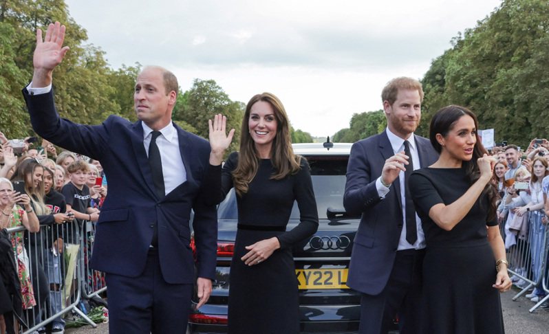 英國王儲威廉和凱特夫婦，10日傍晚與弟弟哈利和梅根夫婦一起在溫莎堡向民眾致意。路透