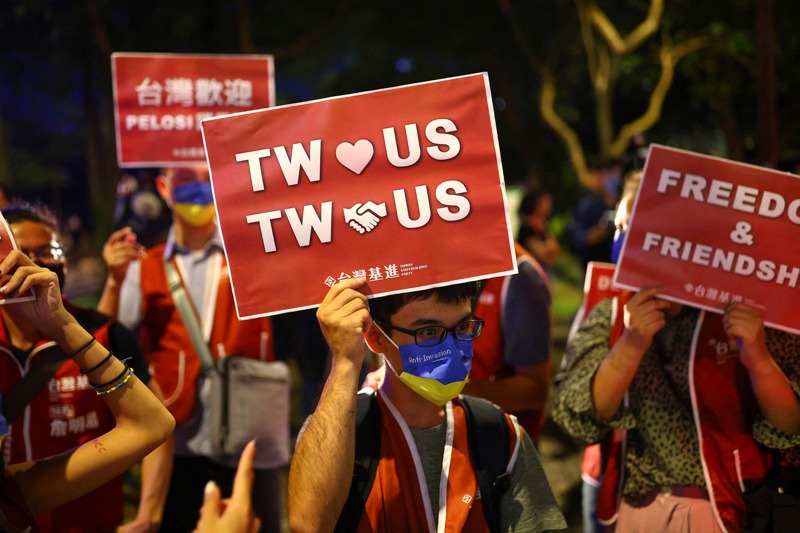 美國國會推動的台灣政策法，看來是想要幫助台灣，但更像是綁住台灣，45億美元援助，這像是救命索，但也是緊箍咒。路透