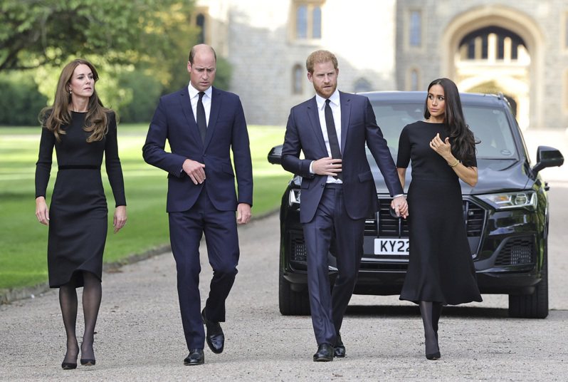 英国王储威廉王子（左二）与夫人凯特（左一），以及哈利王子（右二）和夫人梅根（右一）10日在伦敦温莎堡外接受民众慰问。美联社(photo:UDN)