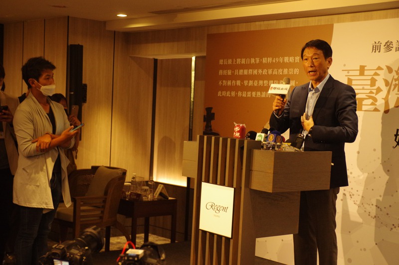 前參謀總長李喜明（右）在新書《台灣的勝算》發表會上接受記者提問。記者程嘉文/攝影