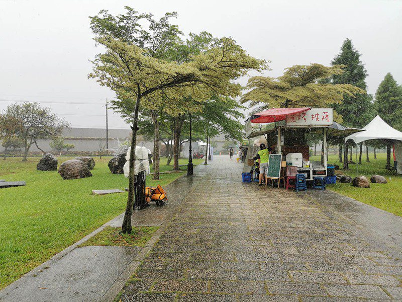 2022桃園地景藝術節第一個周日，梅花颱風下雨，展區遊客冷清。記者曾增勳／攝影