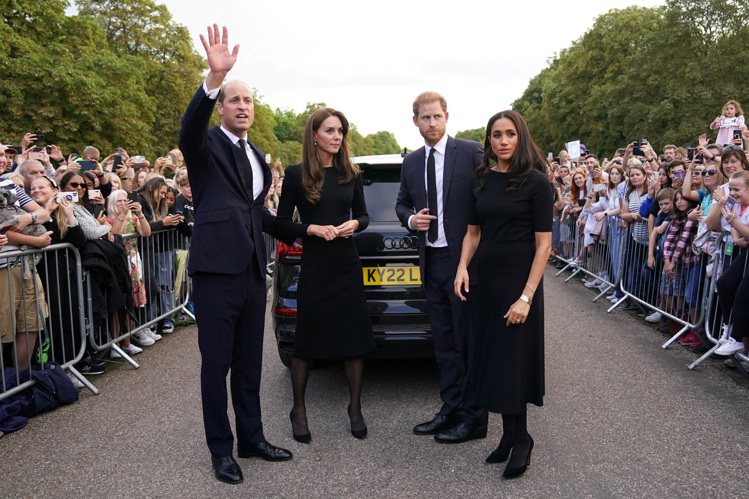 威廉（左起）、凱特、哈利、梅根一起現身，令皇室迷又驚又喜。（路透）