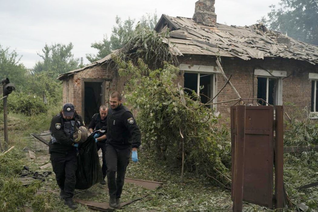 烏克蘭人員救出傷者。 圖／美聯社