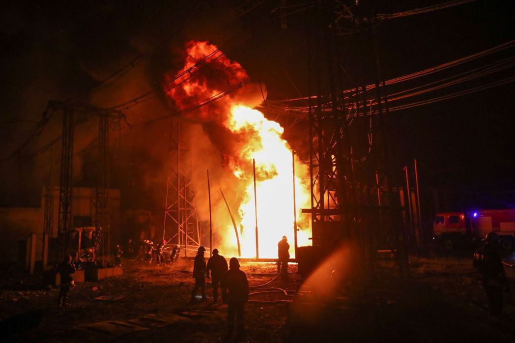 哈爾科夫發電廠在俄軍導彈攻擊後，起火燃燒。 圖／路透社