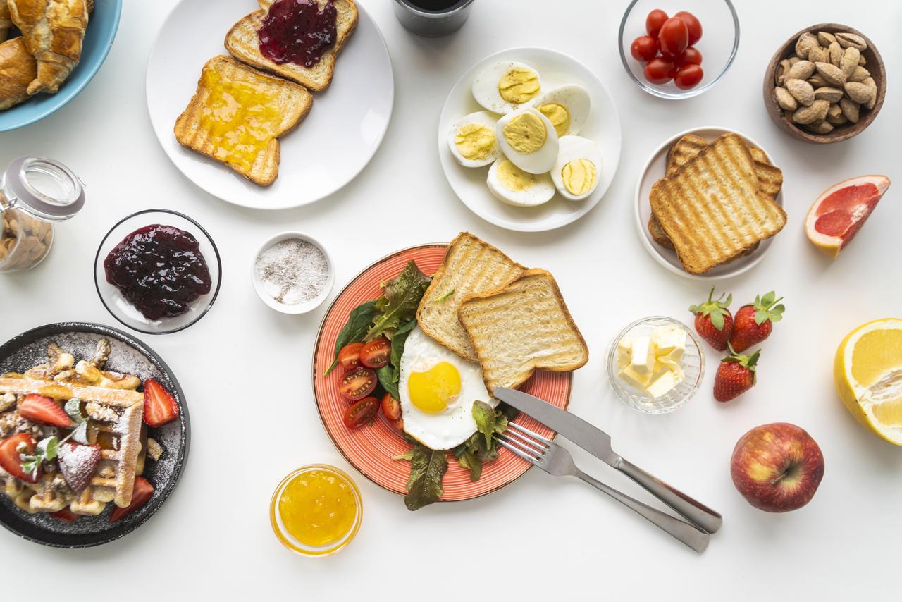 很多民眾誤以為健康的早餐搭配，如燒餅加油條、燕麥奶配麵包或御飯糰，其實是NG早餐...
