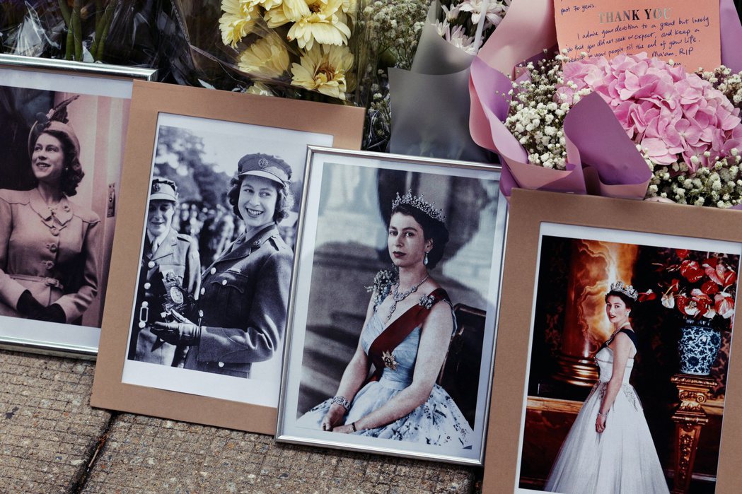 2022年9月10日，港人在英國領事館前擺放鮮花，哀悼女皇的離世。 圖／路透社 