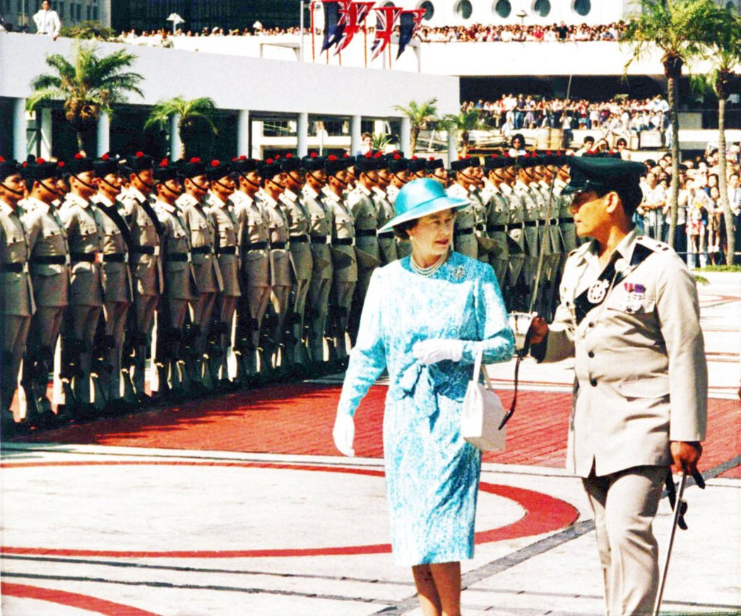 1986年10月21日，到訪香港的英女皇。 圖／美聯社 
