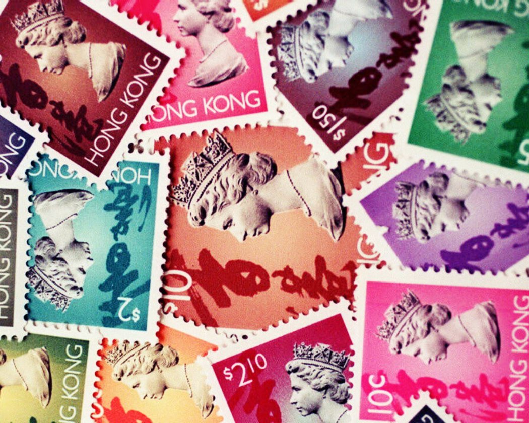 圖為1996年7月17日，香港最後一批印有英女皇頭像的郵票。 圖／法新社 