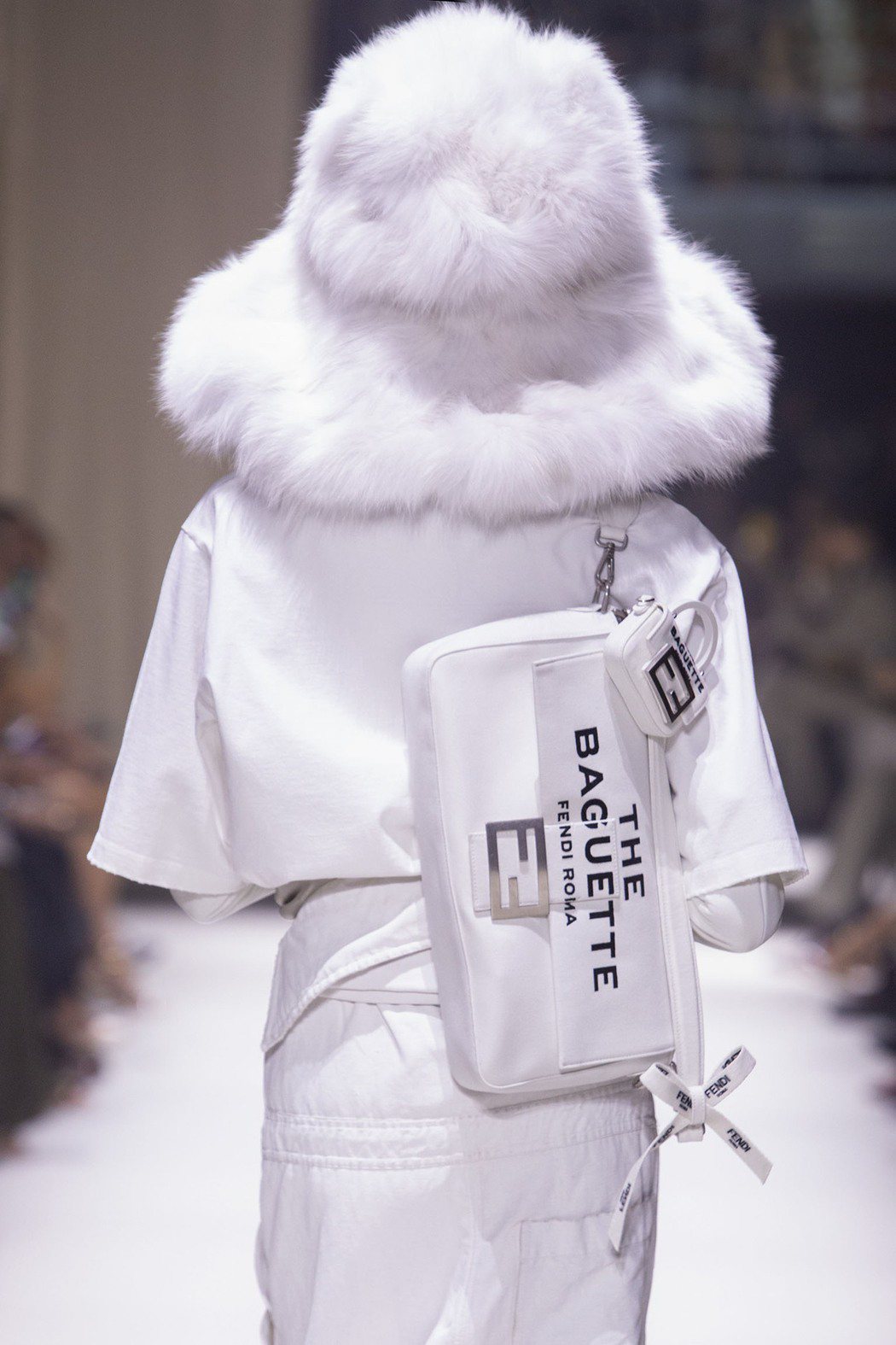 Marc Jacobs打造的大尺寸Baguette包上面有兩組字樣，「Fendi...