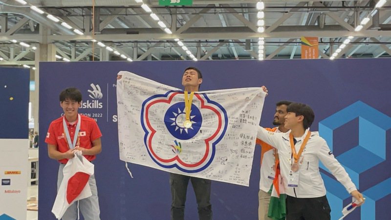 打敗三星、豐田員工 台灣學生選手雷豐嶽奪國際技能競賽模型創作金牌