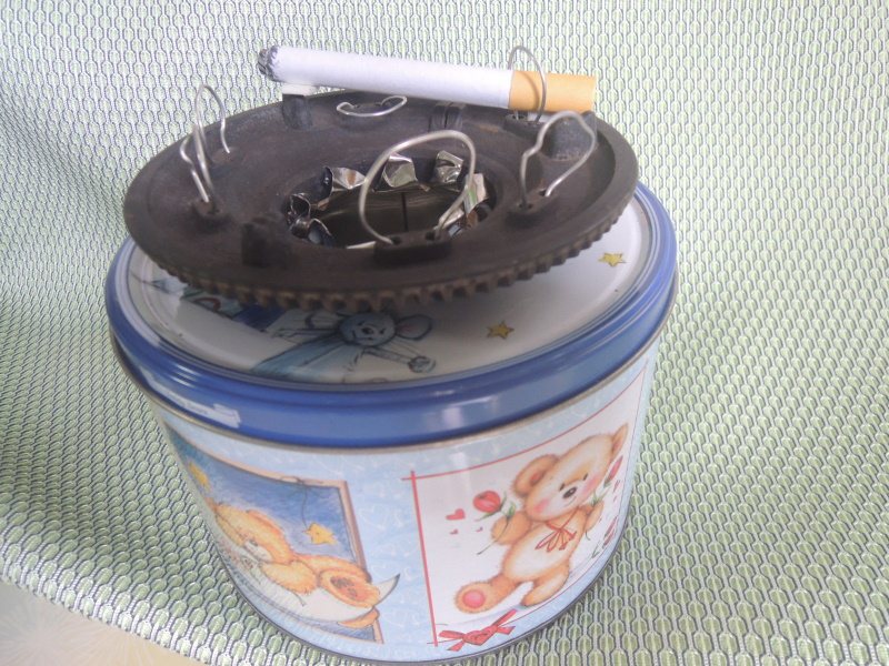 圖：鐵盒可蒐集煙灰與菸蒂、分火器則用來停菸