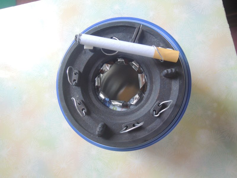 圖：鐵盒內裝咖啡渣，可除菸臭，也可阻絕煙蒂起火，分火器上的小鐵線圈，可防止菸桿被風吹走，引起火災