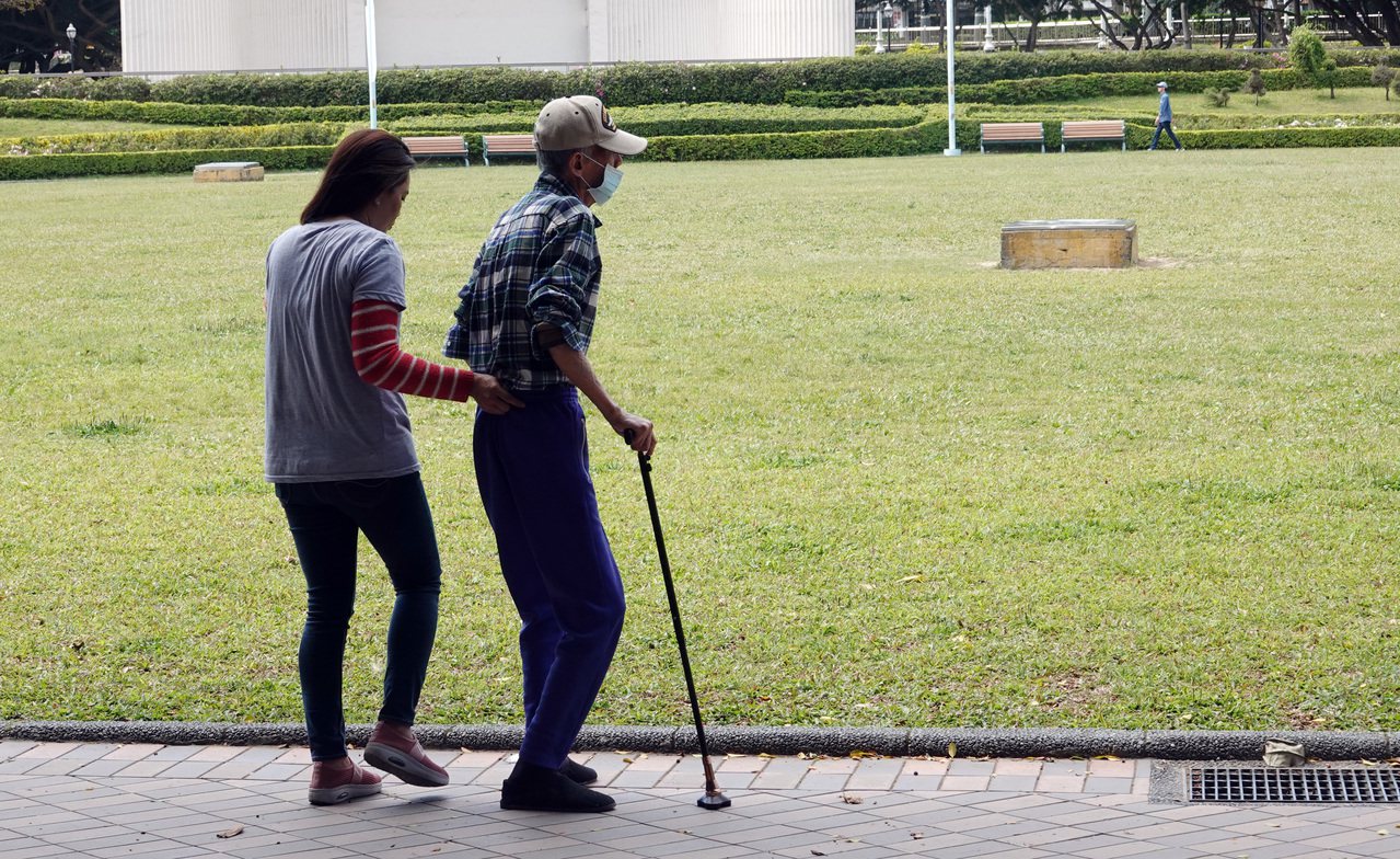 台灣從高齡社會邁向超高齡社會，再過三年，六十五歲以上老年人口將突破百分之廿，街上老人將比小孩還多，凸顯高齡健康與社會照顧的重要性。 此為示意圖。圖／聯合報系資料照片