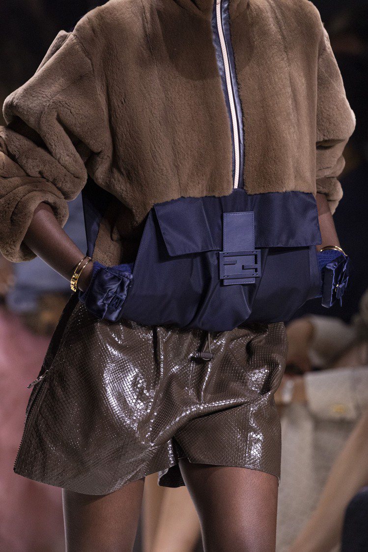 Baguette包融入服裝的設計，猶如大口袋。圖／FENDI提供