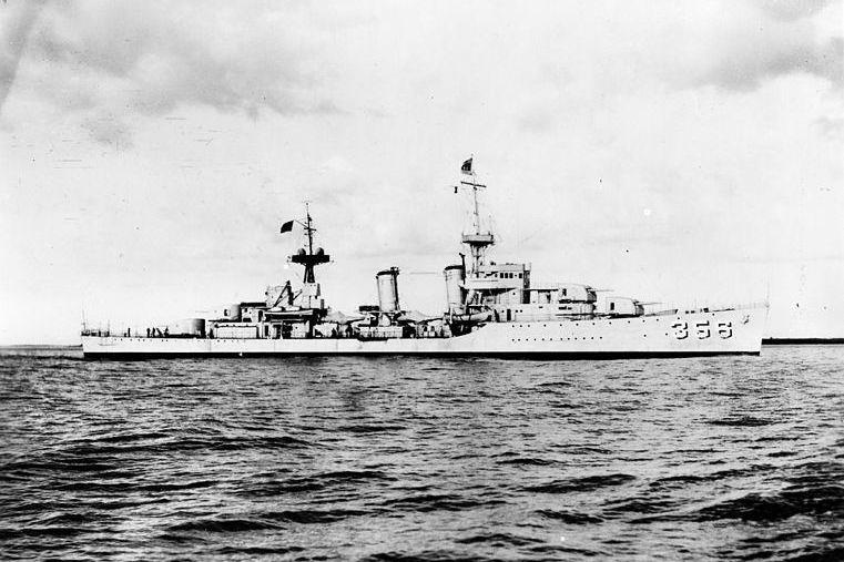波特號驅逐艦搭救負傷迫降海面的美軍復仇者魚雷機，對方的魚雷却意外射出，將其擊毀。圖／美國海軍檔案照