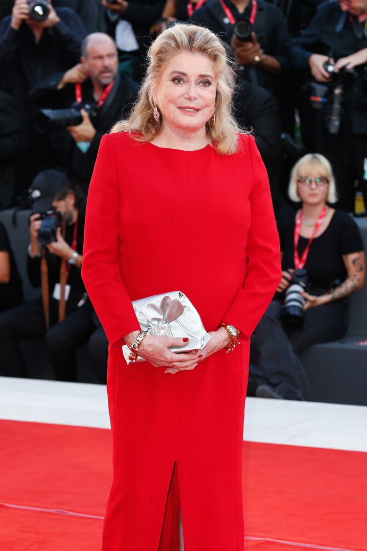 Catherine Deneuve配戴卡地亞珠寶出席第79屆威尼斯影展開幕典禮。...