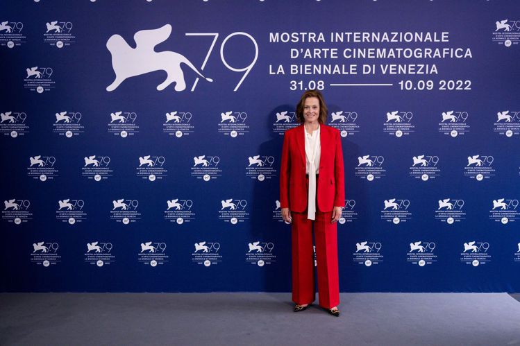 演員雪歌妮薇佛穿Valentino出席威尼斯影展。圖／VALENTINO提供