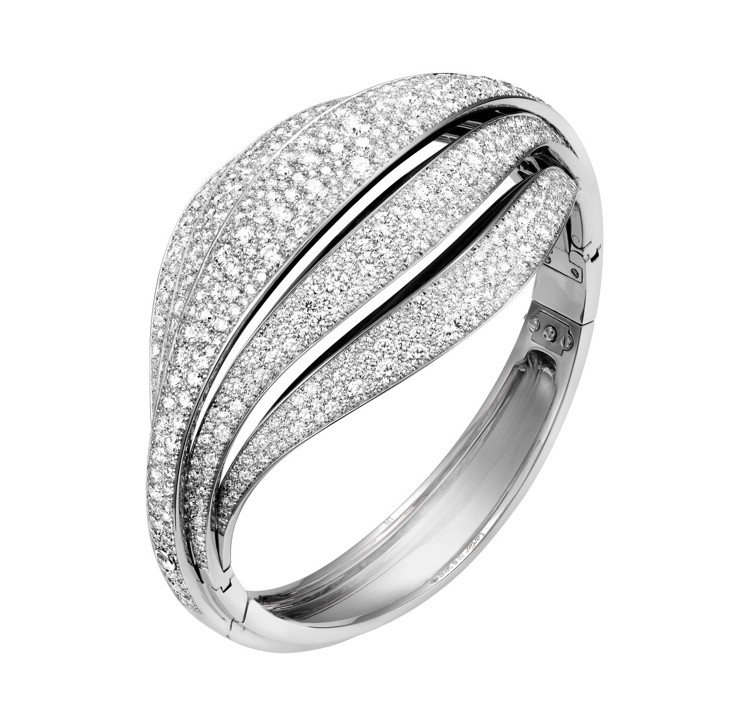 Rocio Morales配戴的卡地亞頂級珠寶系列白K金鑲鑽手環。圖／卡地亞提供