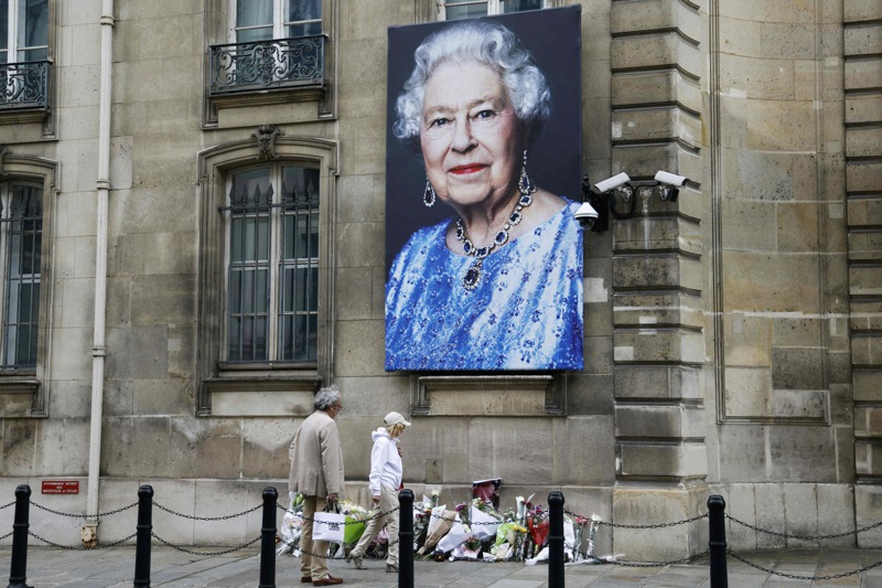 英國女王伊麗莎白二世8日過世後，西方國家一片歌功頌德，稱她是英國的忠誠公僕。圖為懸掛在巴黎英國大使館前的女王肖像。法新社